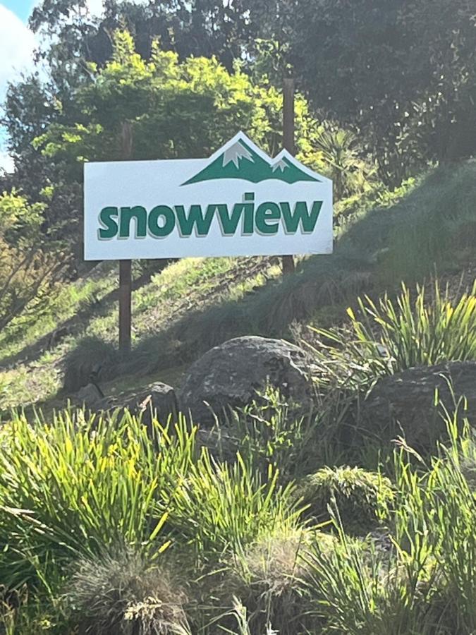 Snow View Holiday Units Mount Beauty Exterior photo